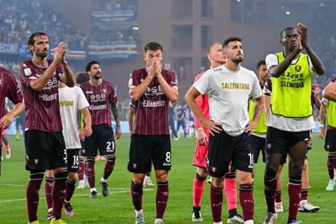 تقارير: 16 حالة تسمم في فريق ساليرنيتانا قبل خوض ملحق الدوري الإيطالي